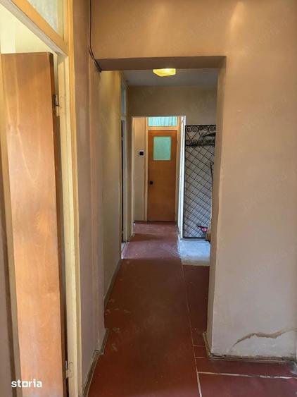 Apartament cu 4 camere semidecomandat în Tei