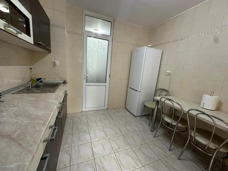Apartament cu 3 camere semidecomandat în Gorjului