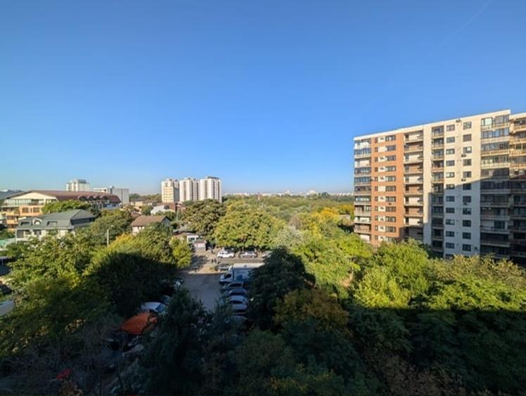 Apartament cu 3 camere semidecomandat în Tineretului
