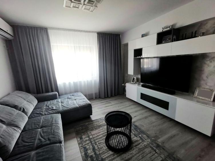 Apartament cu 3 camere semidecomandat, mobilat în Sud