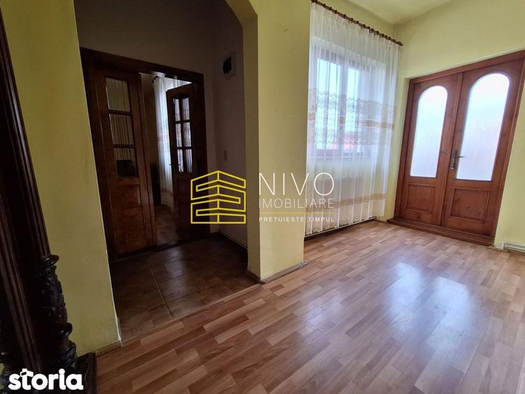 Casă cu 3 camere decomandat cu Canalizare în Central