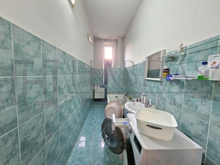 Casă individuală cu 8 camere cu Canalizare în Central