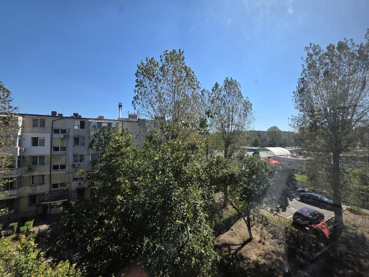 Apartament cu 3 camere semidecomandat în Far