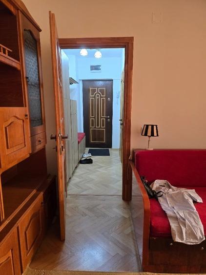 Apartament cu 3 camere semidecomandat în 1 Mai