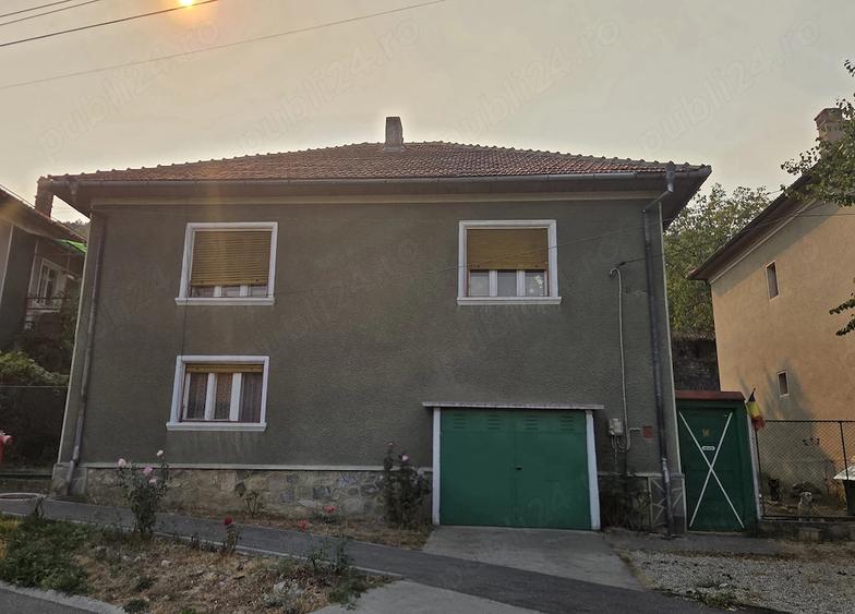 Casă cu 6 camere cu Canalizare în Sud