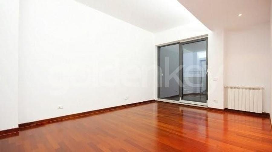 Apartament cu 3 camere semidecomandat în Herăstrău