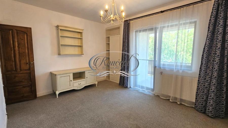 Apartament cu 4 camere semidecomandat, mobilat în Europa