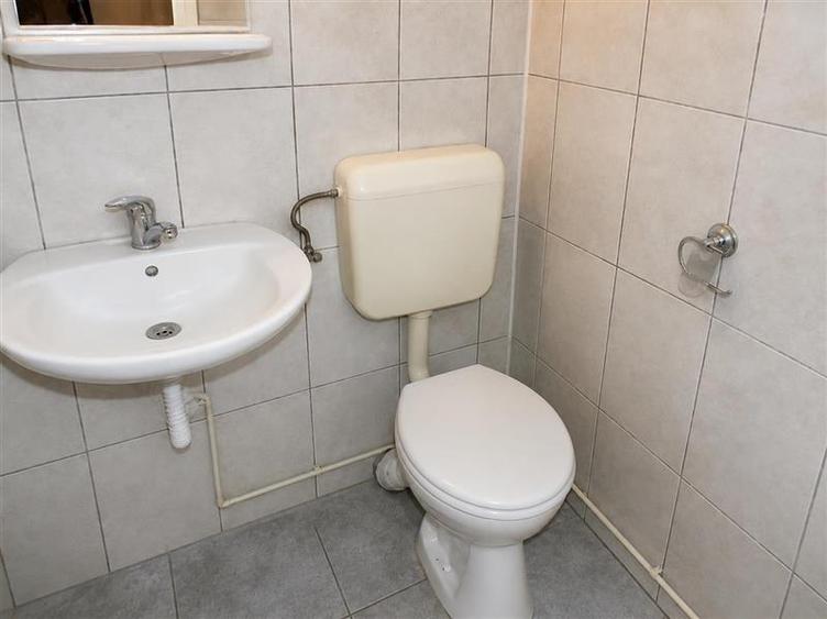 Apartament cu 3 camere decomandat în Calea București