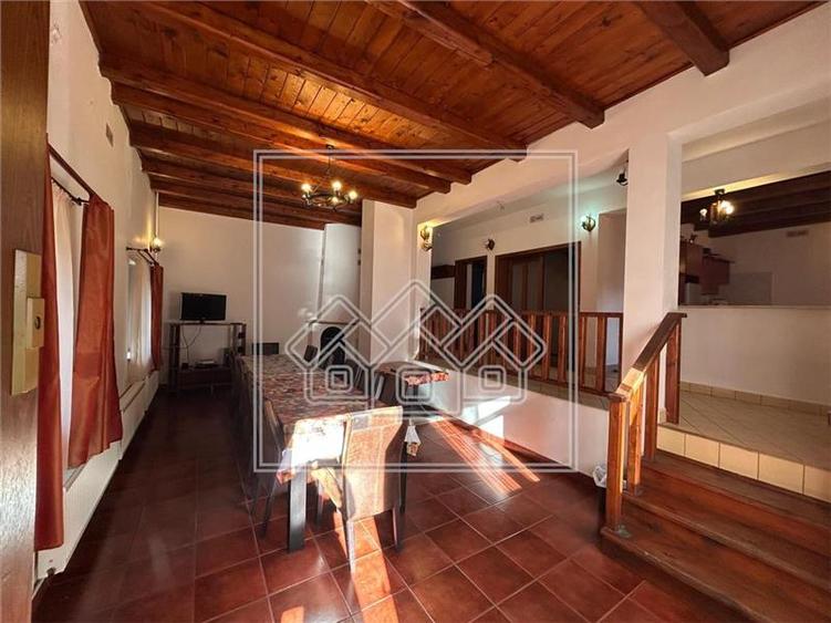 Casă individuală cu 8 camere cu Teren 377 Mp în Păltiniș