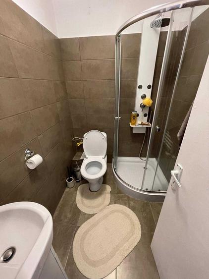 Apartament cu 3 camere semidecomandat, mobilat în Central