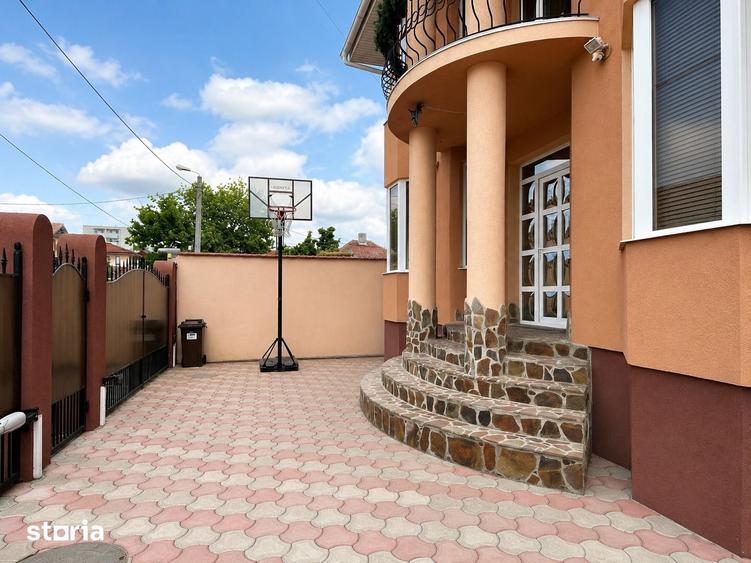 Casă cu 5 camere cu Teren 298 Mp în Rogerius