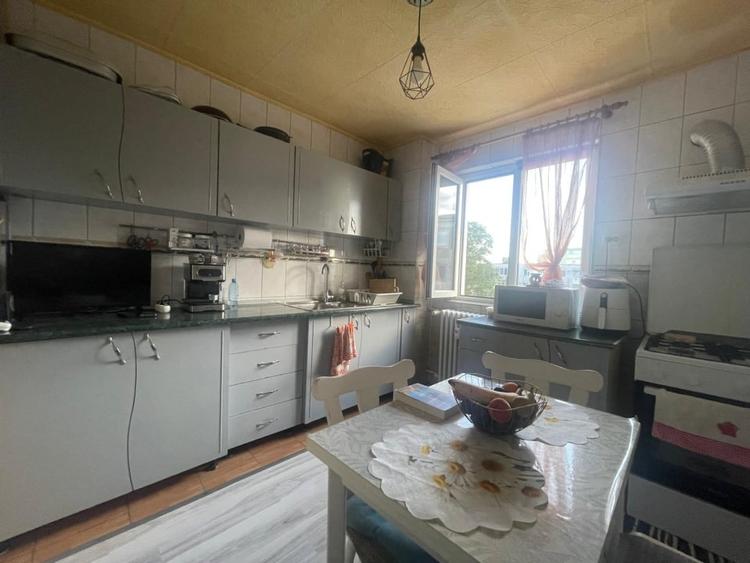 Apartament cu 3 camere semidecomandat, mobilat în Valea Rosie