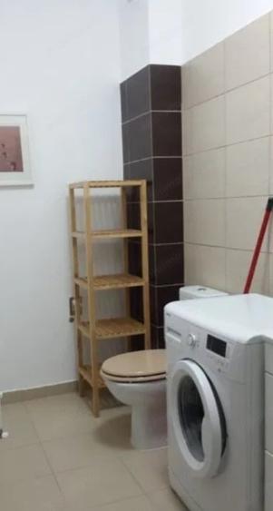 Apartament cu 3 camere semidecomandat în Girocului