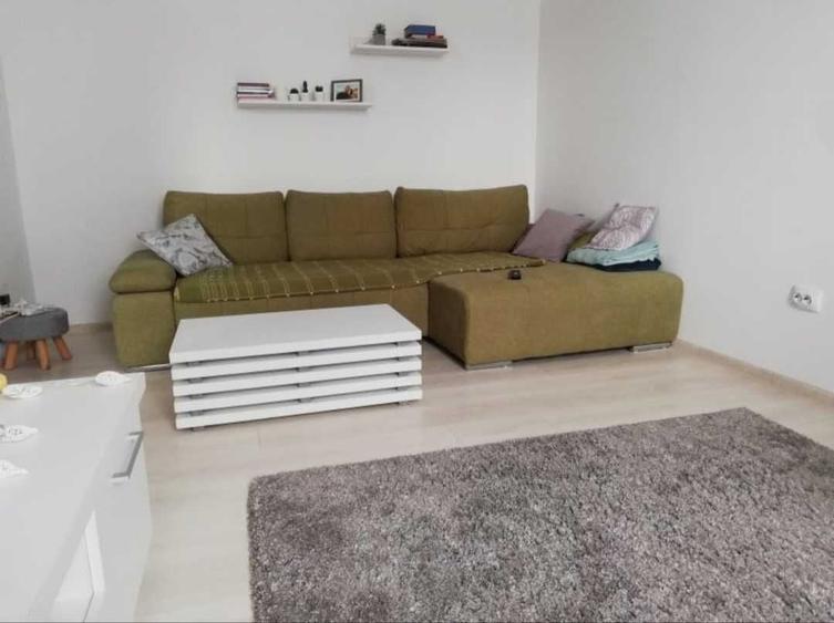 Apartament cu 3 camere semidecomandat în Decebal