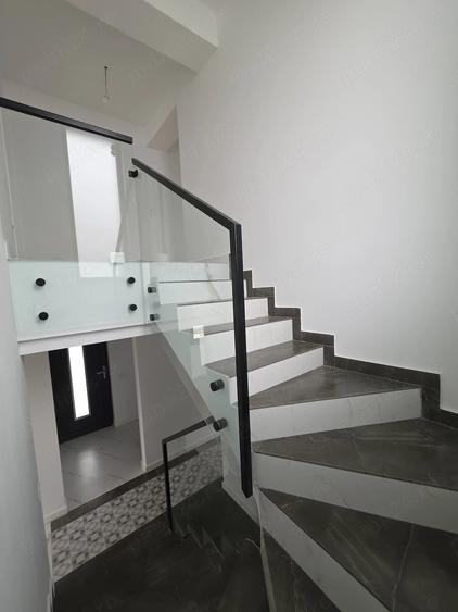 Casă cu 5 camere cu Teren 329 Mp în 1 Decembrie