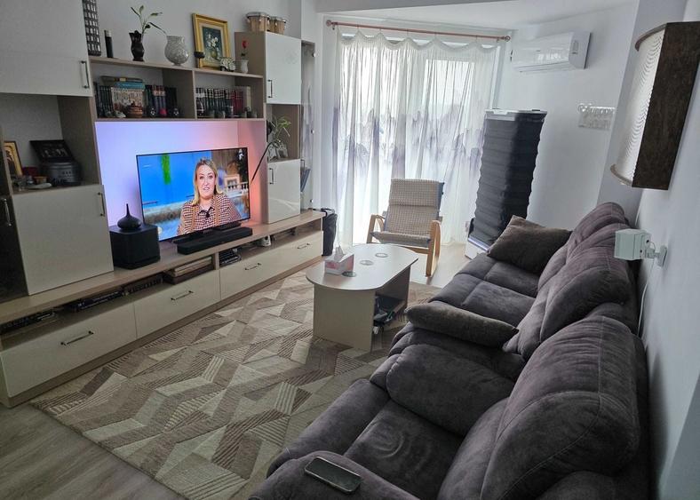 Apartament cu 3 camere semidecomandat, mobilat în Sebastian