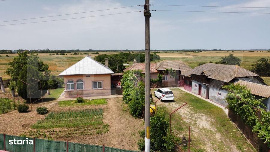 Casă cu 4 camere în Mânăstioara