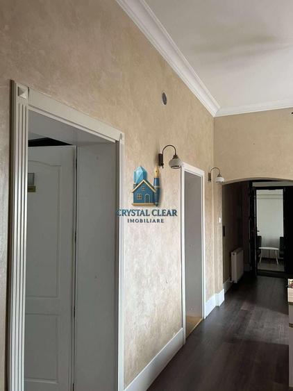 Casă individuală cu 13 camere cu Canalizare în Central