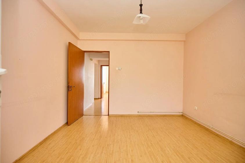 Apartament cu 4 camere decomandat în Craiovei