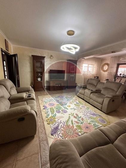 Casă individuală cu 8 camere cu Teren 3000 Mp în Burdujeni