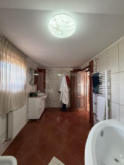 Casă individuală cu 4 camere cu Canalizare în Cârcea