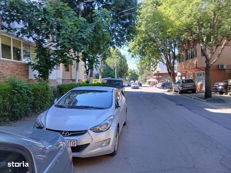 Apartament cu 3 camere decomandat în Delfinariu