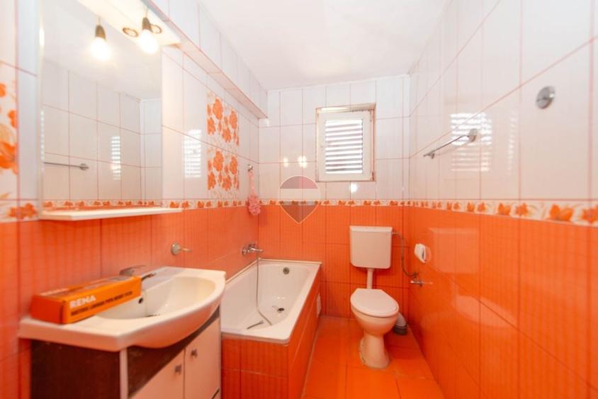 Casă individuală cu 7 camere cu Teren 383 Mp în Berceni