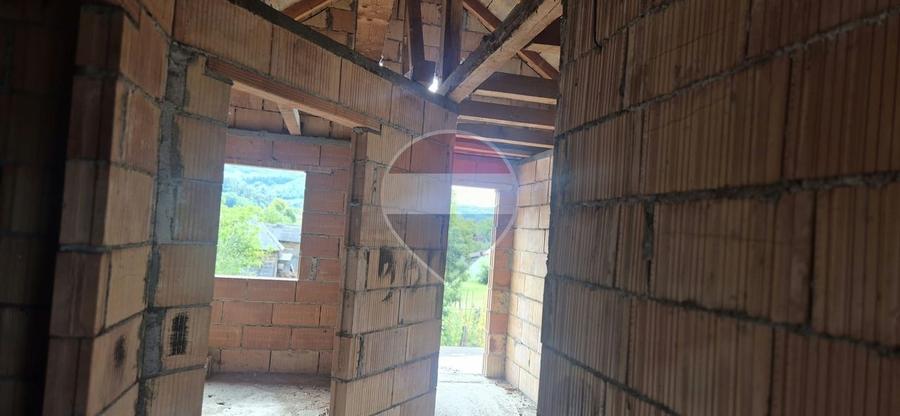 Casă individuală cu 4 camere cu Teren 556 Mp în Rozavlea