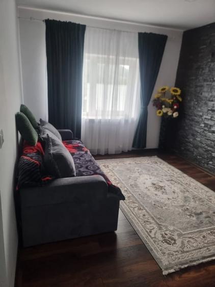 Apartament cu 3 camere decomandat, mobilat în Putna