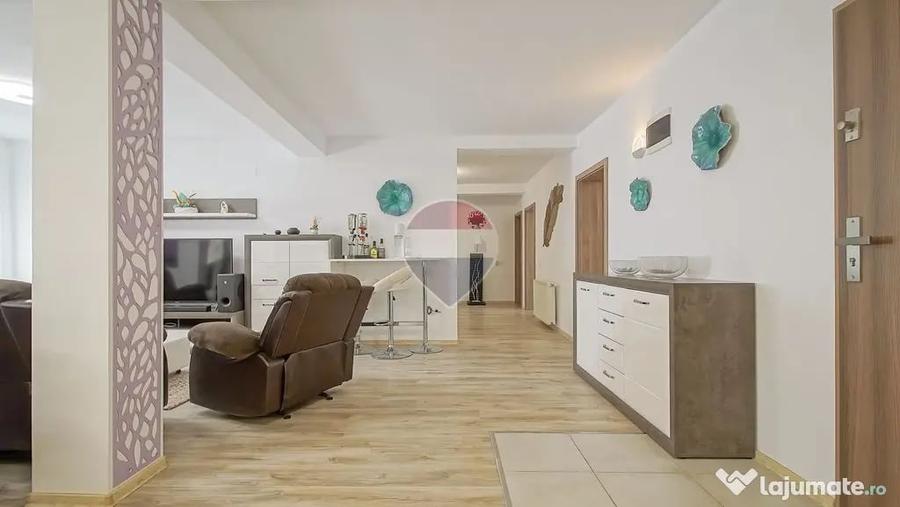 Apartament cu 4 camere decomandat în Clăbucet