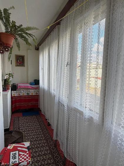 Apartament cu 3 camere decomandat în Cet