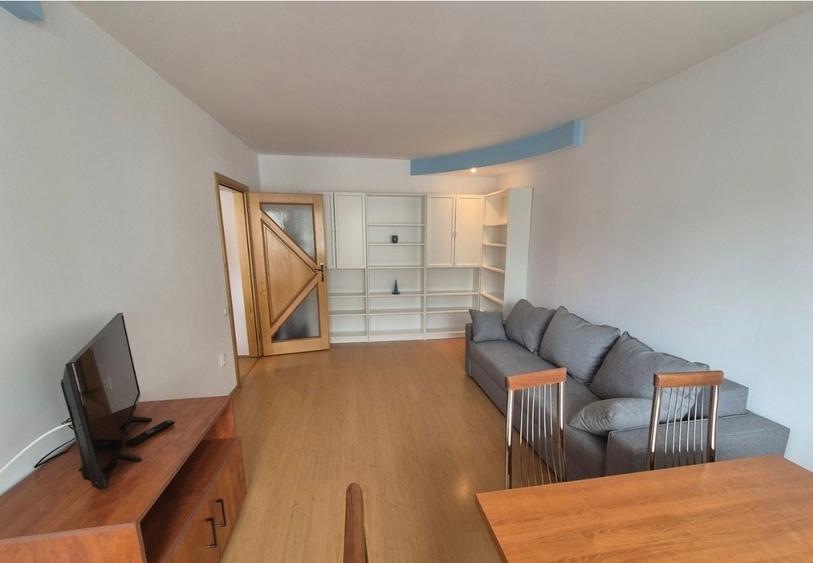 Apartament cu 3 camere semidecomandat, mobilat în Central