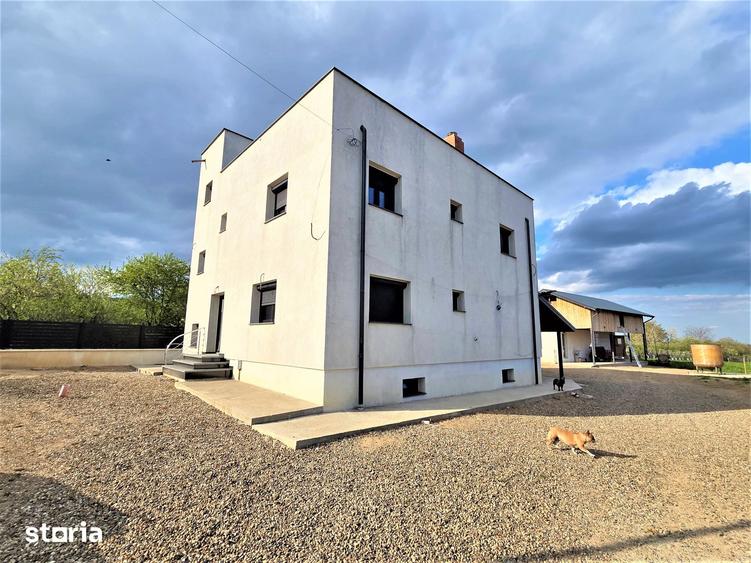 Casă cu 5 camere cu Teren 2867 Mp în Păunești