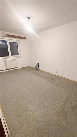 Apartament cu 4 camere semidecomandat în Centrul Civic
