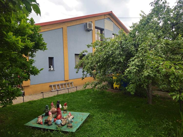 Casă cu 4 camere în Bariera Vâlcii