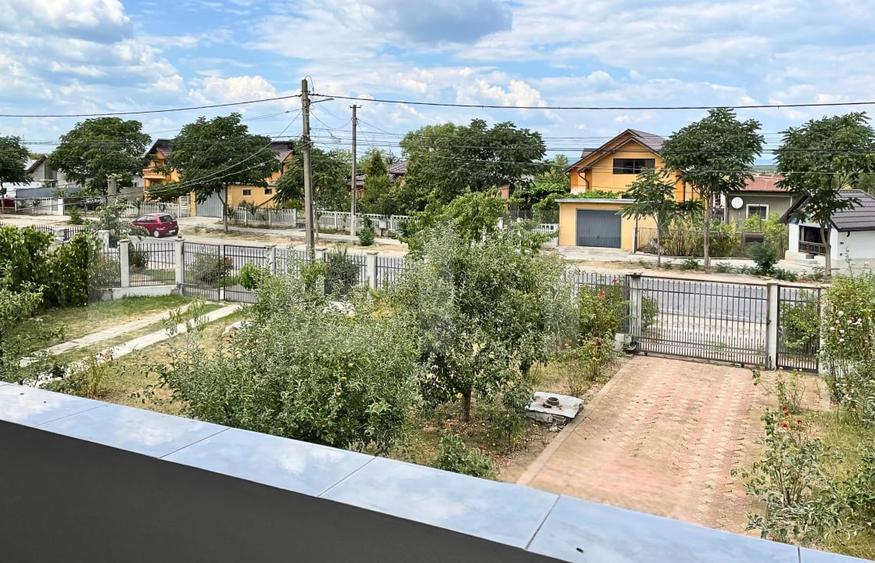 Casă individuală cu 8 camere cu Canalizare în Dumbrava