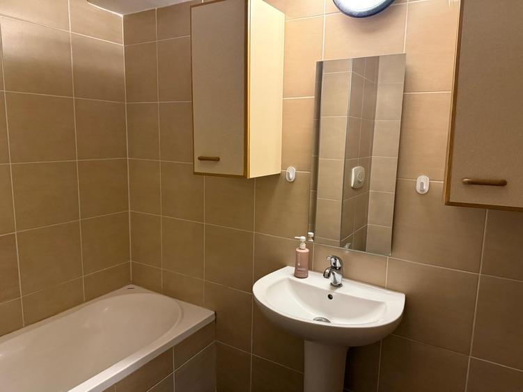 Apartament cu 3 camere decomandat, mobilat în Barbu Văcărescu