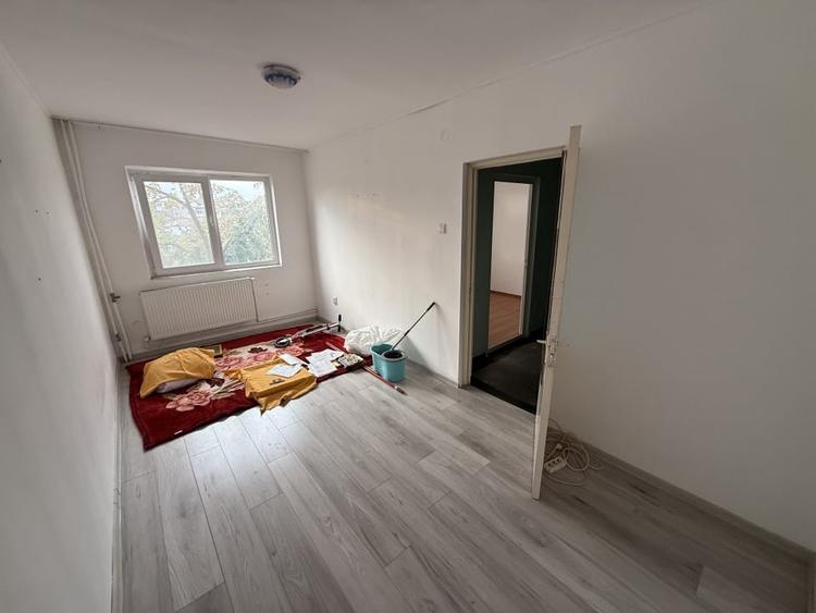 Apartament cu 3 camere decomandat în Păcii