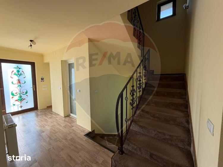 Casă cu 9 camere cu Teren 520 Mp în Cetate