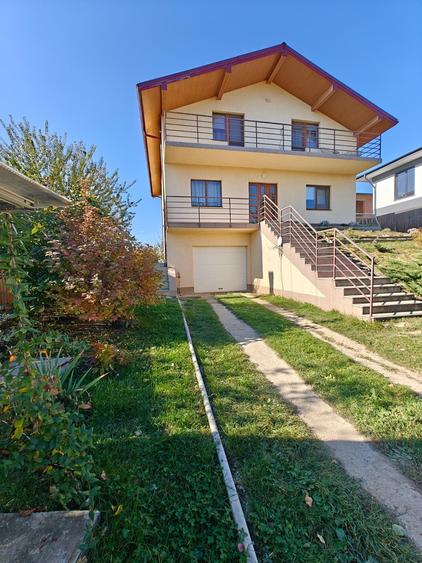 Casă individuală cu 4 camere cu Garaj în Hlincea