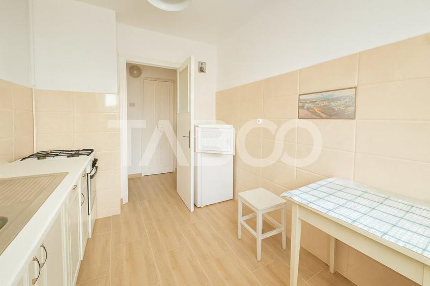 Apartament cu 3 camere semidecomandat, mobilat în Central