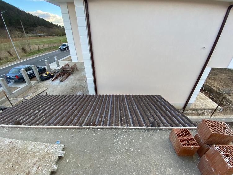 Casă individuală cu 4 camere cu Canalizare în Luna de Sus