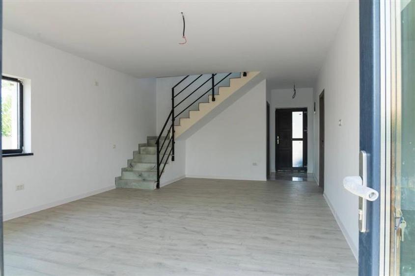 Casă cu 4 camere cu Teren 400 Mp în Berceni