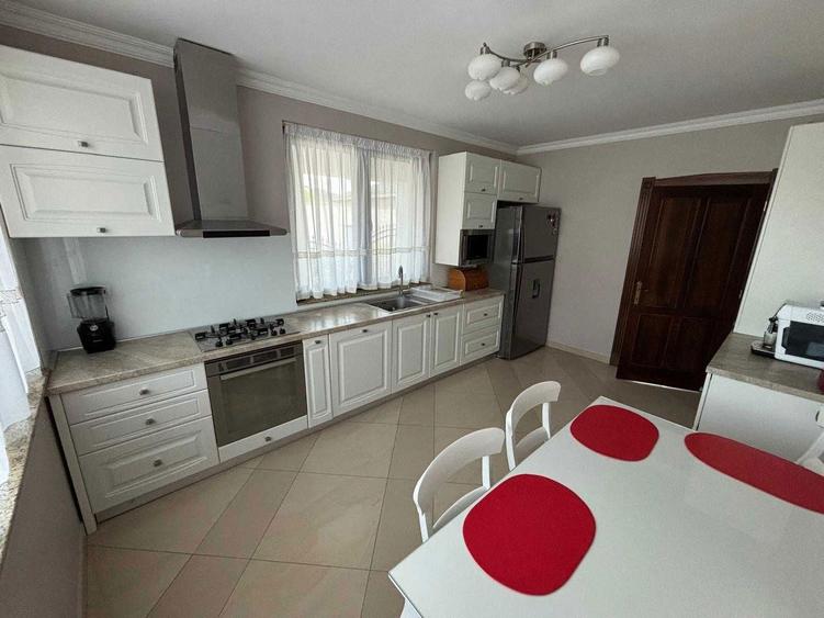 Casă cu 4 camere în Central