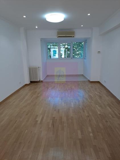 Apartament cu 4 camere semidecomandat în Splaiul Unirii