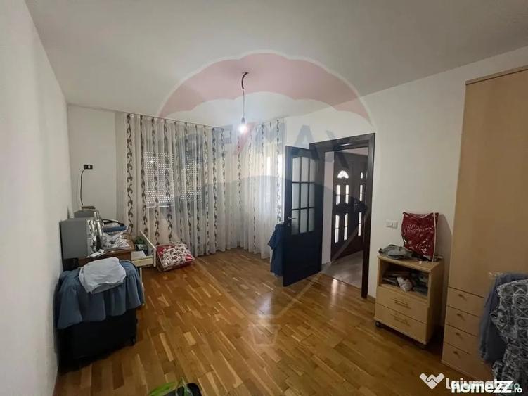 Casă cu 4 camere cu Teren 300 Mp în Central