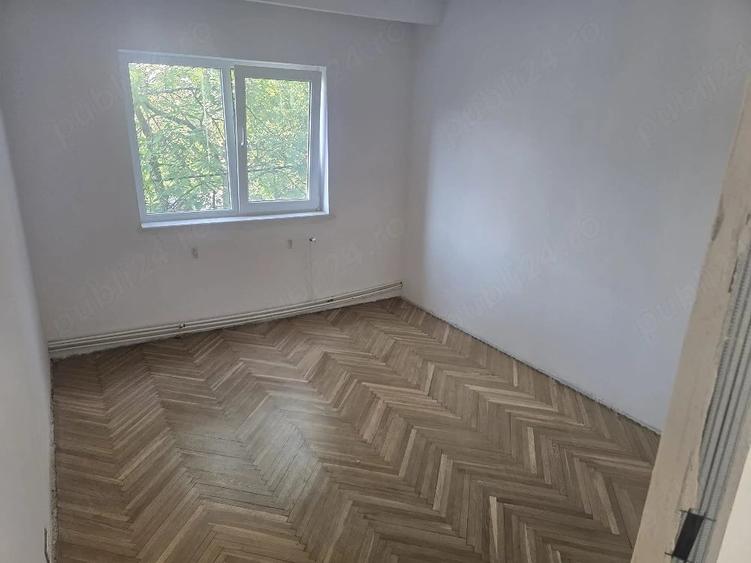 Apartament cu 3 camere decomandat în Lipovei