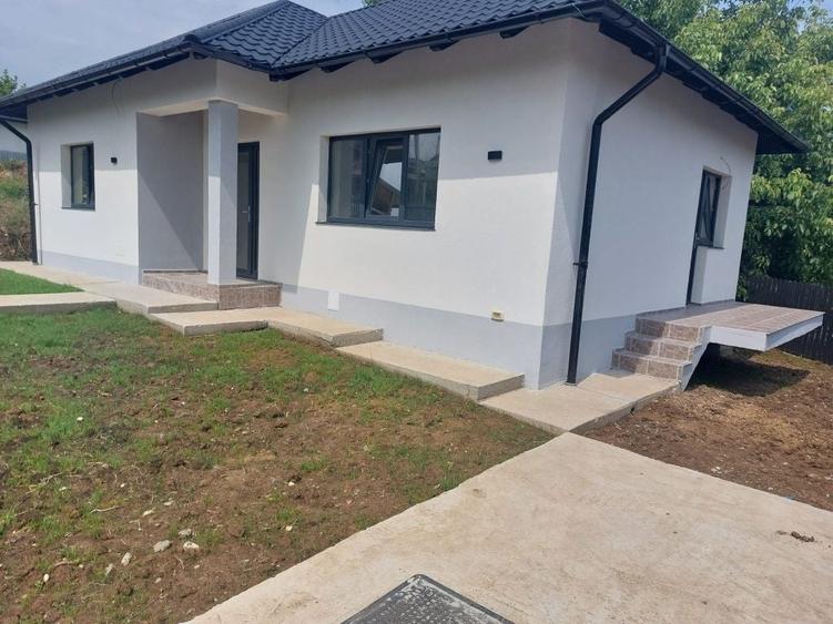 Casă cu 3 camere în Valea Adâncă