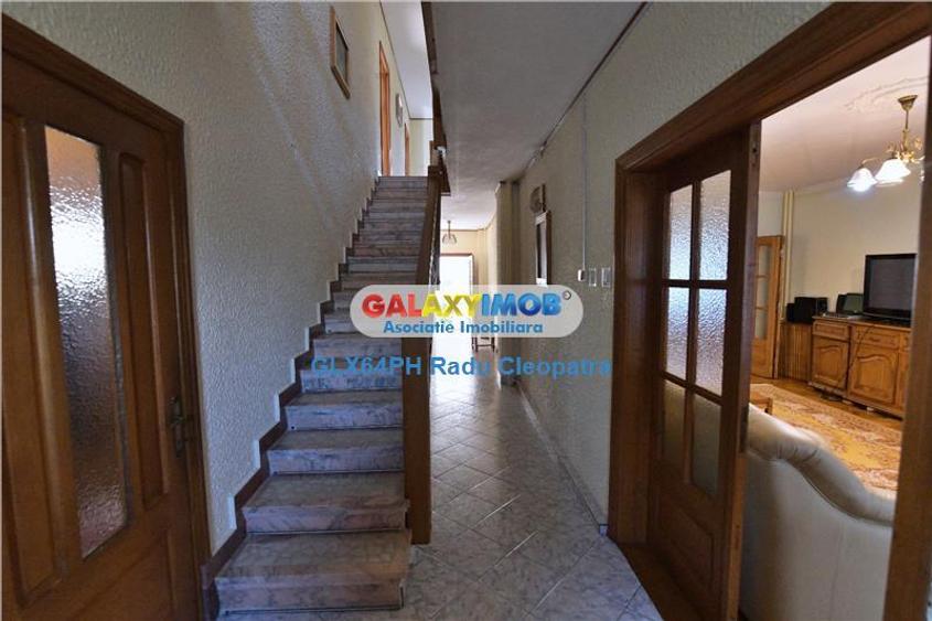 Casă cu 6 camere cu Garaj în Central