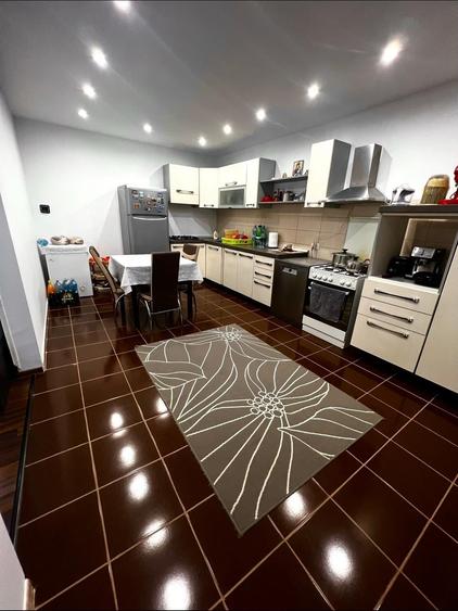 Casă cu 6 camere cu Garaj în Valea Adâncă